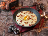 Velouté de topinambours à l’oeuf mollet et crispy de lard fumé