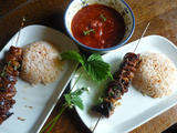 Brochettes de poulet au miel et soja, salsa fraises & tomates, epices tandoori... a la plancha