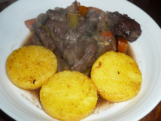 Joues de boeuf confites au gingembre, vin rouge, porto et creme de pruneaux