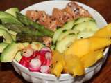 Poke bowl saumon, avocat, mangue, concombre, radis, asperges vertes