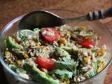 Salade de riz et quinoa, mais, avocat, tomates cerise et citron vert