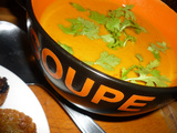 Soupe veloutee aux lentilles corail, tomates, lait de coco, epices et coriandre