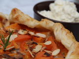 Tarte rustique aux abricots, amandes et romarin