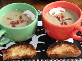 Veloute de champignons de paris et allumettes de bacon au blender chauffant