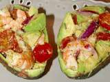 Avocats, crevettes et tomates cerises