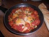 Oeufs sur tomates à la poêle