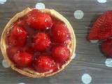 Mini tartelette aux fraises a la creme patissiere gelée groseille