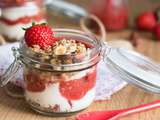 Yaourt au coulis de fraise et granola