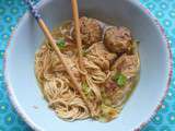 Boulettes viande et légumes asiatiques dans un bouillon tout simple