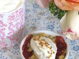 Crumble fraise, rhubarbe, pomme et pointe de chantilly praliné (les Toqués du Fruit®)