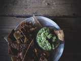 Chips de tortilla de maïs et tartinade de poivrons verts