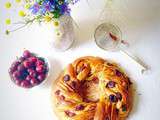 Couronne briochée à l’huile d’olive et aux cerises