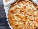 Tarte de tomates oranges, thon, crème végétale et basilic