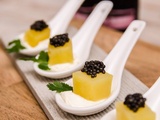 Bouchées de pommes de terre, crème fouettée et caviar Perle Noire