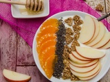 Bowl de fromage blanc, miel, graines de chia, clémentine, pomme et granola