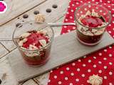 Verrines de mousse au chocolat, aux framboises, coulis de framboises et meringues