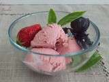 Glace fraises et basilic vert et rouge