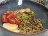 Salade de quinoa, tomates, avocat et algues