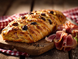 Pain au jambon et aux olives