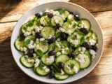 Salade de concombre au chèvre et olives