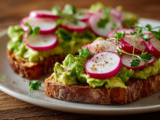 Tartines guacamole radis