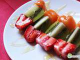 Petites brochettes de fruits frais