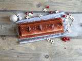 Bûche au chocolat, mousse tonka et coeur de cranberries