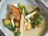 Bouillon de pommes de terre, gambas et asperges vertes