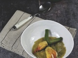 Fleurs de courgette farcies au poisson et soupette de courgette