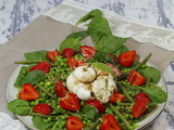 Salade d’épinards aux fraises légumes verts et burrata