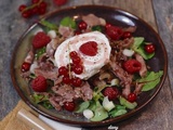 Salade de canard confit aux framboises et groseilles