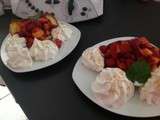 Tuiles amandes aux fruits et chantilly