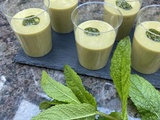 Soupe froide de cosses de petits pois, brousse et pesto de menthe