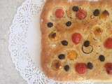 Focaccia à la tomate, olives et oignons rouges