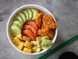 Buddha bowl aux cubes de filets de poulet marinés paprika et cumin panés