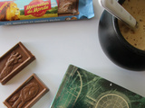 Derelict de Nolwenn Moon accompagné de la barre chocolatée Merveilles du Monde : une lecture pleine de surprises