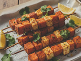 Brochettes épicées de patate douce et halloumi