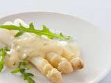 Asperges, sauce Hollandaise et roquette