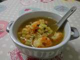 Soupe vietnamienne instantanée et crevettes fraîches