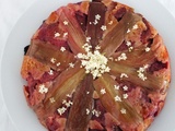 Gâteau renversé à la rhubarbe, aux fraises et fleurs de sureau