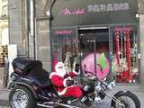 Père noël de 2013 en trike avec des bonbons