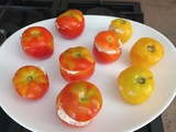 Tomates du jardin farcies au tartare et jambon