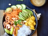 Poke bowl coloré et sa sauce gingembre