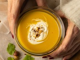 Velouté gourmand au potimarron et aux patates douces, topping noisettes 😀