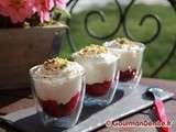 Verrine façon Fontainebleau, pistache et compotée pomme, fruits rouges