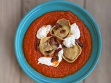 Tortellini, crème de tomates au poivron et stracciatella