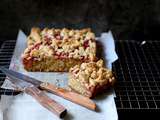 Gâteau crumble aux fraises et rhubarbe