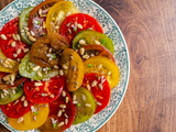 Salade de tomates multicolores