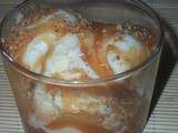 Glace au yaourt, sauce caramel et pralin