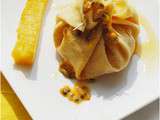 Aumônières de crêpes à l’ananas rôti, caramel d’ananas, fruit de la passion